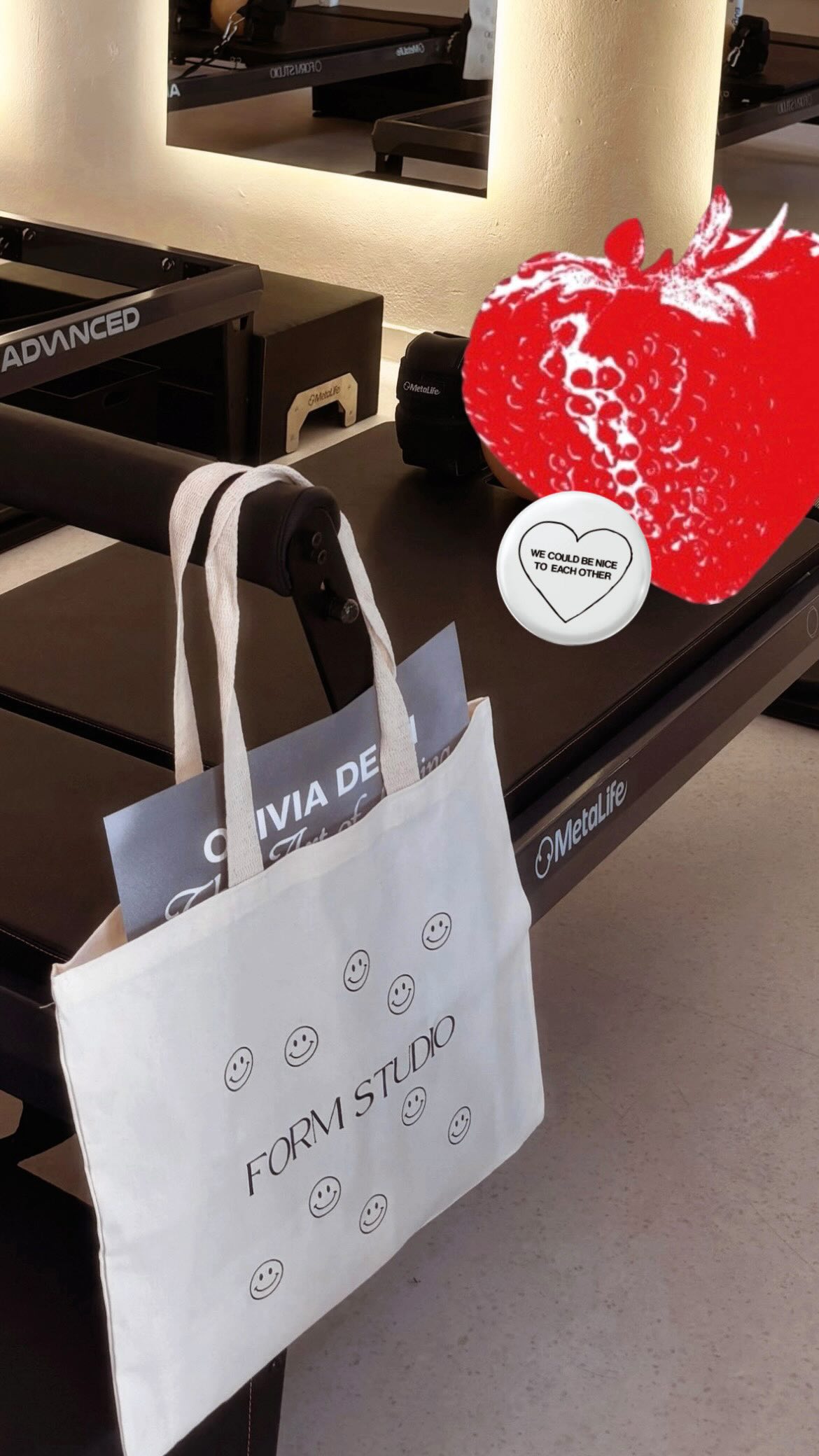 Geralmente nosso artista favorito está no fone, mas hoje começamos o dia diferente. A paz da voz da Olivia Dean de uniu à leveza do pilates em uma ação da @umusicbrasil. 😌🤍✨

A sessão rolou na @formstudiobr em São Paulo, mas quem é do Rio de Janeiro vai poder participar amanhã, dia 05, às 11h no Píer da Lagoa Rodrigo De Freitas*. 🍓 

*Levar tapete de yoga ou canga!

#oliviadean