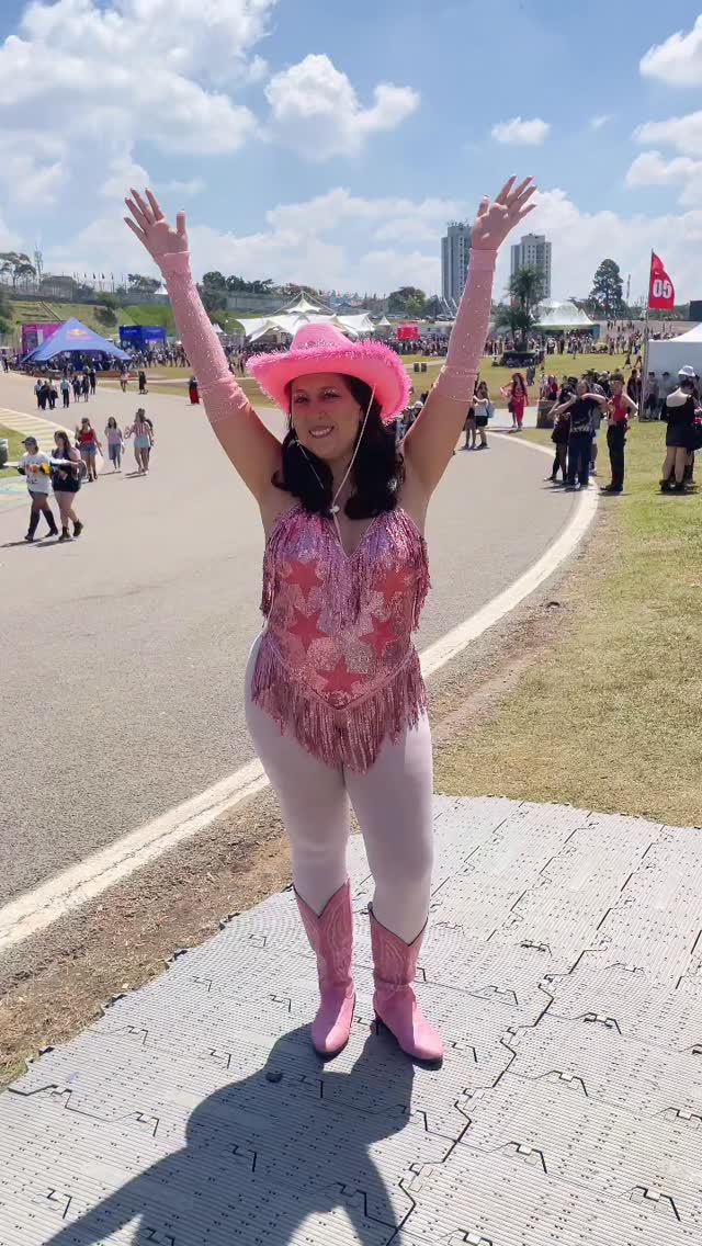 It’s hot in here! 🔥

Hoje tem Chappell Roan no Lollapalooza e os fãs ja tão prontos pra entregar tudo na coreografia de “Hot to Go”. 

E por aí, como está a ansiedade pela primeira vez da cantora no país?