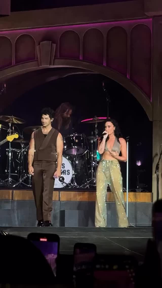 🚨 Demi Lovato e Jonas Brothers cantando juntos "This Is Me" na primeira noite de #GreetingsFromYourHometown! 🥹
🎥 livenationnyc
#demilovato #jonasbrothers #joejonas #camprock