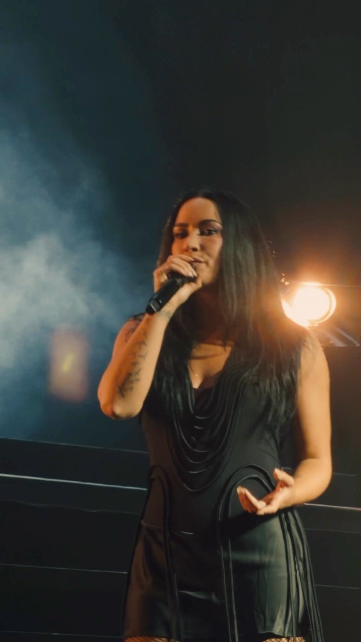 “Skyscraper” ao vivo e a gente simplesmente não sabe lidar. 😭

Demi Lovato emocionando São Paulo na primeira noite no Suhai Music Hall. E o melhor: hoje tem tudo de novo! 🖤

🎥: @bahsousa