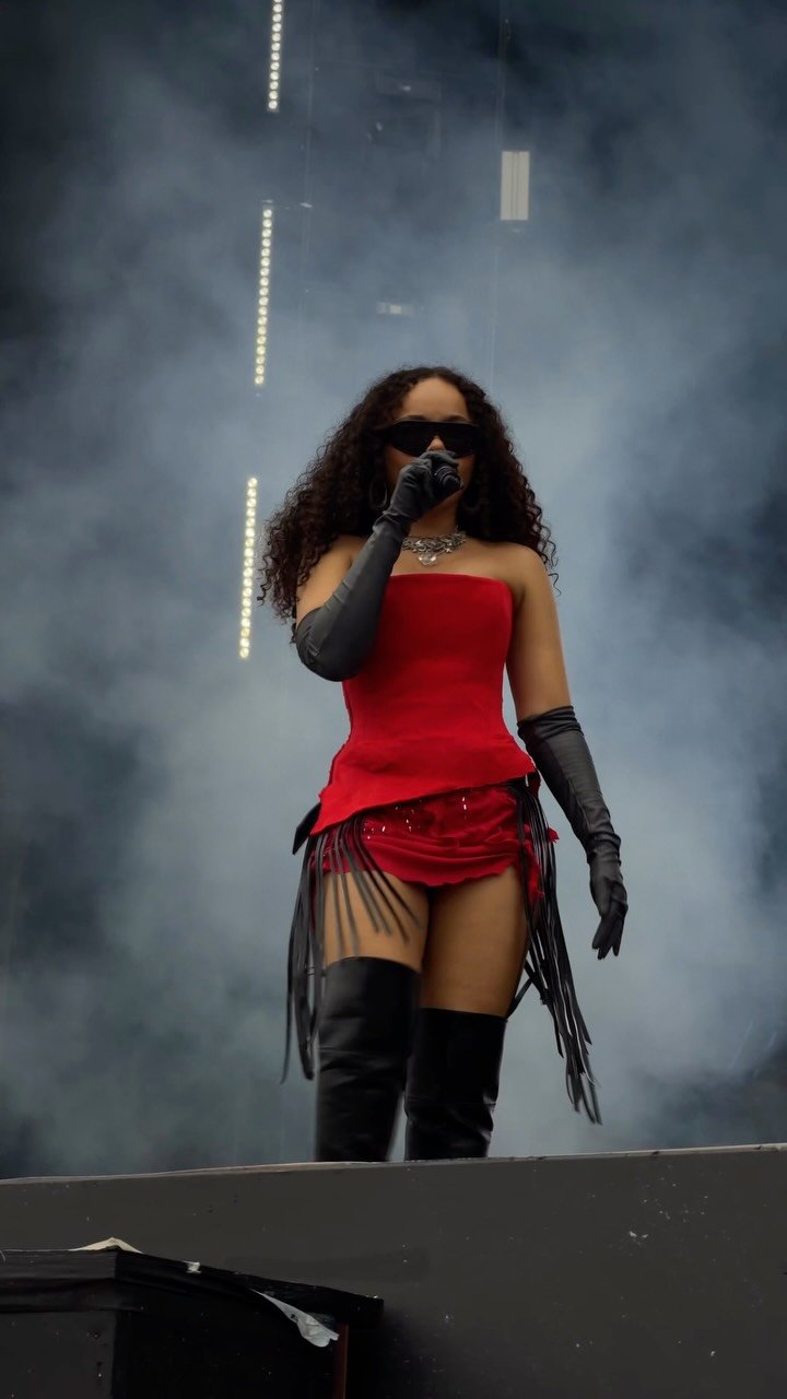 Joyce Alane (@joycealanee) foi convidada da Carol Biazin hoje no Rock in Rio e brilhou cantando “Idiota Raiz”. ❤️

#rockinrio2026