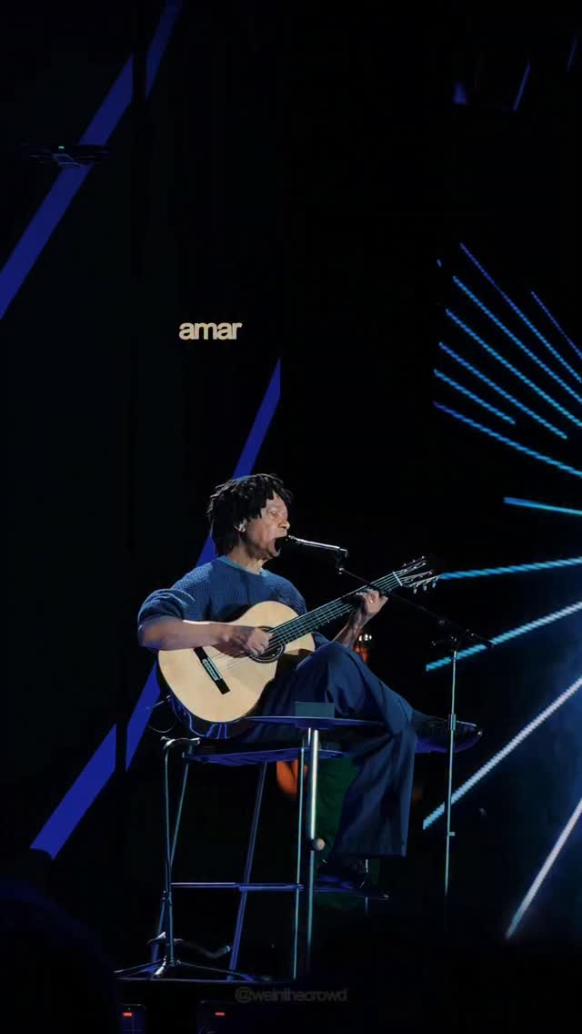 “Oceano”, sucesso de Djavan (@djavanoficial), quase não foi lançado. Guardada numa gaveta e gravada em uma fita, a faixa foi encontrada por sua filha Flávia, que o ligou direto do Brasil para os Estados Unidos, onde ele se encontrava na época, pra falar o quanto gostou da música e perguntar o porquê do descarte.

Inicialmente o rascunho da composição inspirado pelo flamenco continha a letra em espanhol e, apesar de mudar para o português brasileiro, esse toque continuou na versão final, que ganhou participação do renomado instrumentista espanhol, Paco de Lúcia.

A faixa se tornou um dos maiores hits do MPB e virou trilha sonora da novela Top Model, em 1989. Hoje, em 2026, continua sendo um mar de vozes por onde a turnê Djavanear passa, amada por muitos e admirada por sua poesia.

Você já sabia dessa história? Quem aí também vive de curiosidade de ouvir mais músicas inacabadas do seu artista favorito? 🙂‍↔️

Vídeo gravado no Rio de Janeiro, na Farmasi Arena. 🎥

#djavan