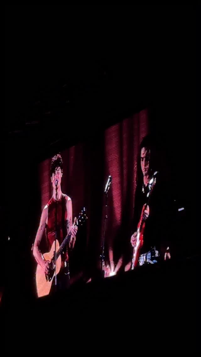 🚨 Shawn Mendes cantando sua música nova, “Home”, parceria com Eddie Benjamin que sai nessa sexta-feira. #OnTheRoadAgainChicago