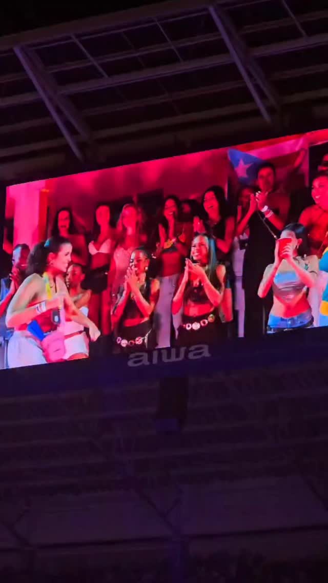 Fofura demais esse momento no show do @badbunnypr 🥹 

#badbunny