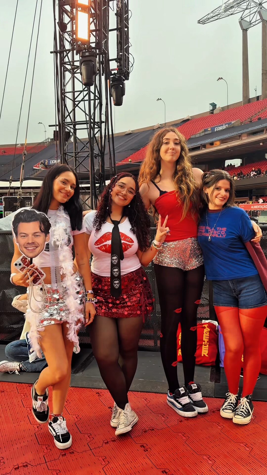 isso é POP demais! ⭐️ nada como escolher uma roupa dedicada pra um show específico e ver o que as outras pessoas estão vestindo 💜

#harrystyles #togethertogether