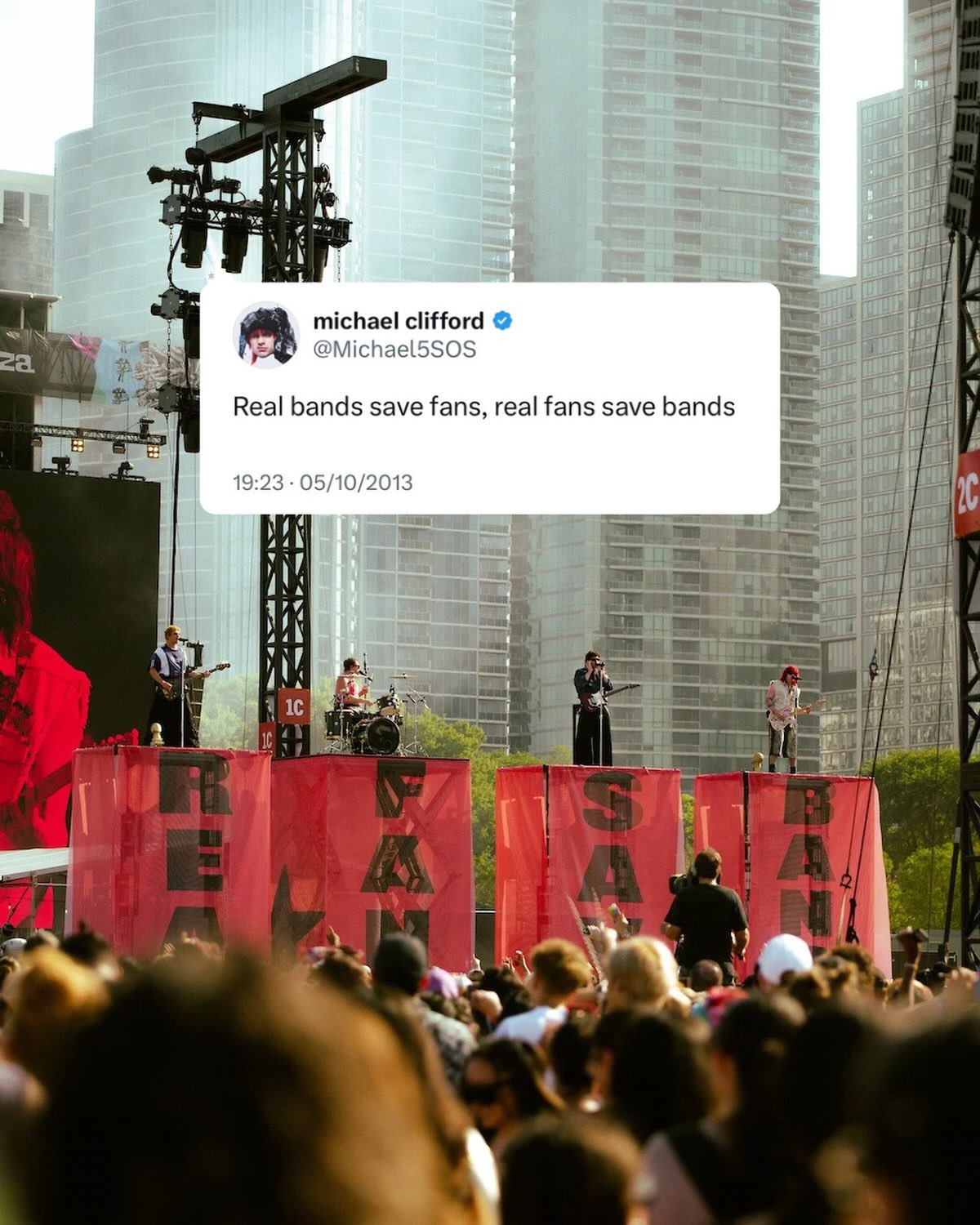 Quando uma frase icônica vira palco de turnê 🖤 @5sos

📸 @lollapalooza