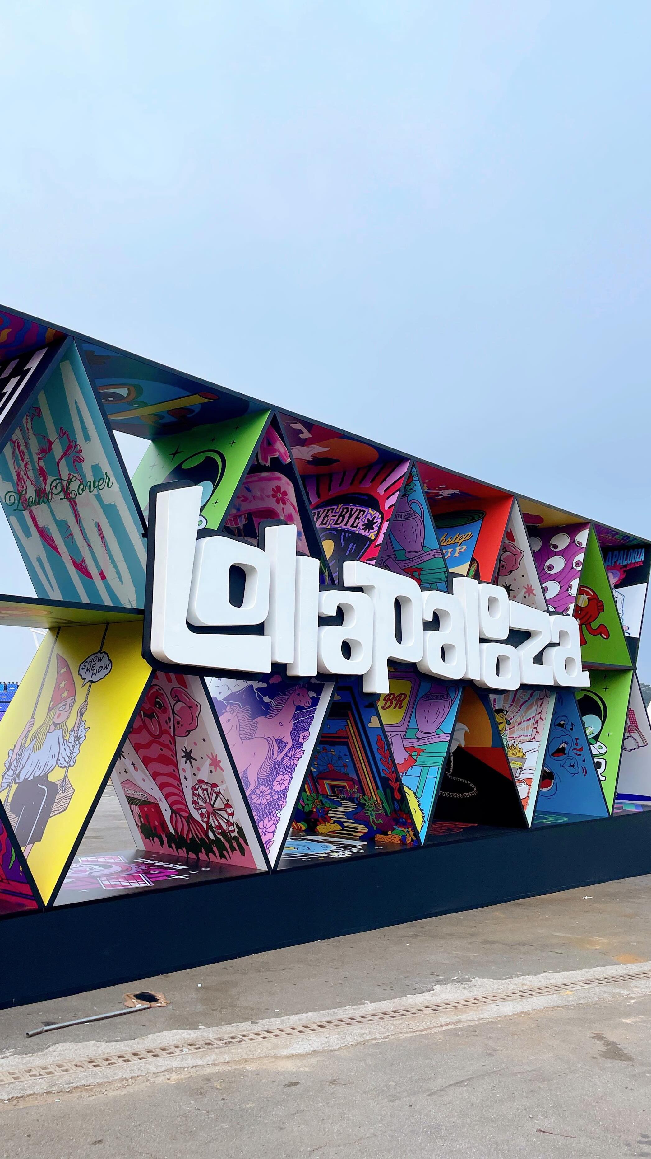 Quem mais tá contando os dias pro Lolla? 👀
A gente chegou um pouquinho antes pra mostrar alguns spoilers e deixar a ansiedade lá em cima!

Calma que agora é oficial: faltam só DOIS dias! 💥
Nos encontramos lá?