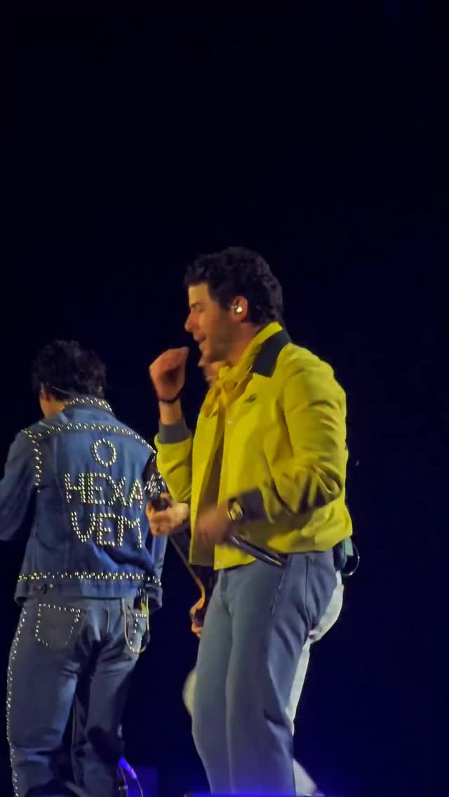 O @joejonas já deu o recado: o hexa do Brasil sai esse ano! Estamos completamente apaixonados nesses figurinos 🥹🇧🇷 #GreetingsFromSaoPaulo