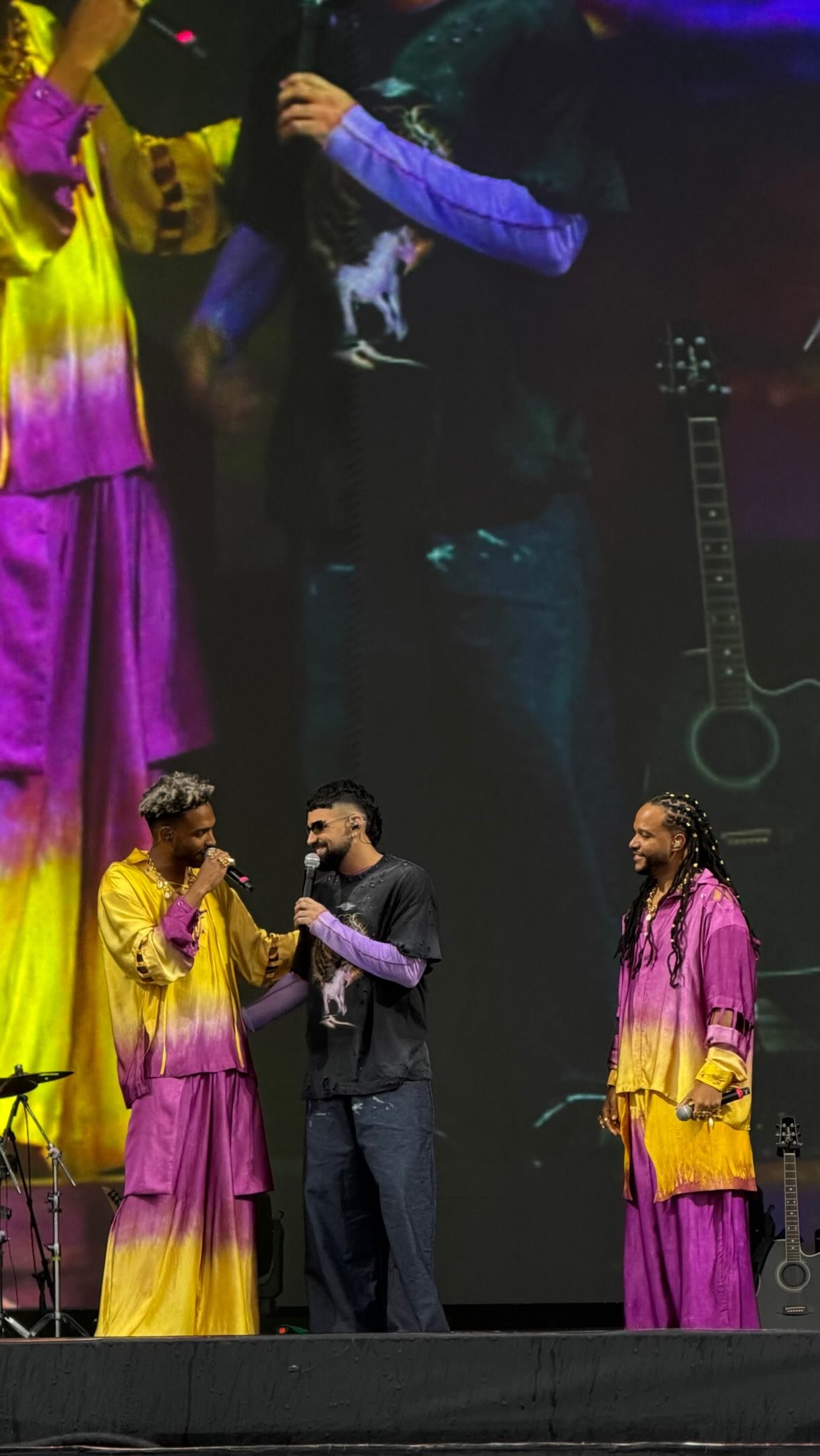 Direto de São Tomé e Príncipe para o palco Sunset! 🇸🇹✨

O Calema marcou presença no Rock in Rio 2026 neste domingo (6) e ainda recebeu Dilsinho para cantar “Leva Tudo”, parceria dos artistas.

Durante o show, a dupla também relembrou a influência de Zezé Di Camargo & Luciano em sua trajetória, mostrando que a conexão com a música brasileira vem de longa data.

Mais um encontro especial que só o Rock in Rio proporciona! 💜

🎥 @umusicbrasil / divulgação