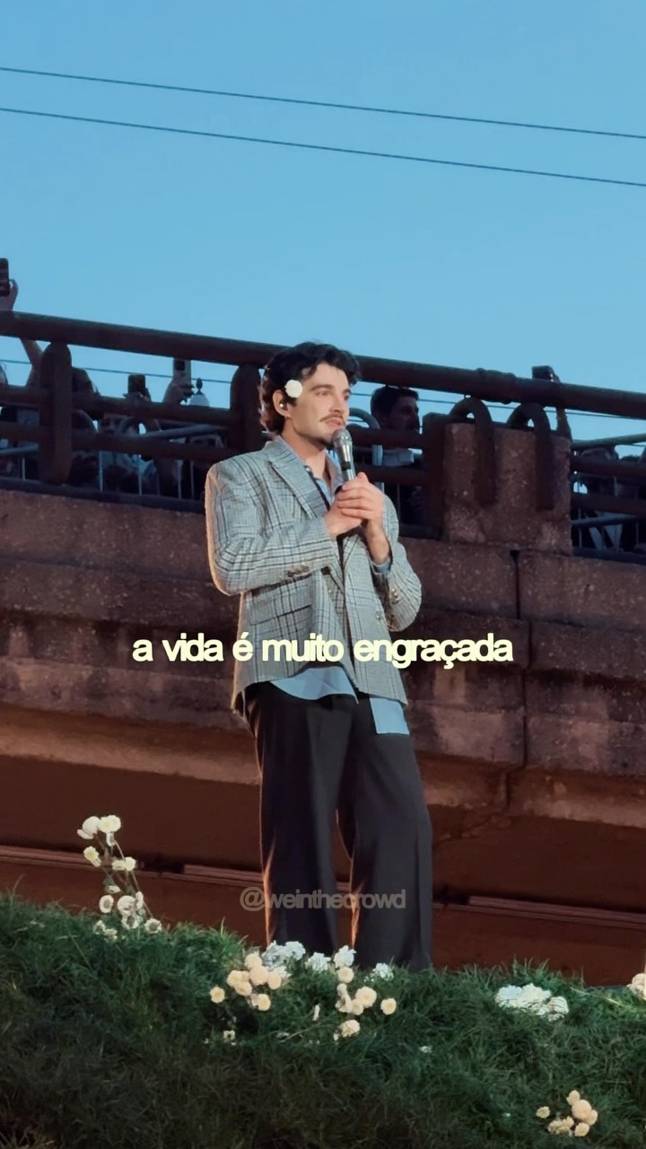 “Eu vi a Fernanda Torres dizendo que a pior coisa que pode acontecer com alguém a perder o interesse pela vida (…) Esse disco é sobre as palavras e sobre como elas podem transformar a nossa realidade.” — Jão (@jao) em seu discurso antes da audição do seu novo álbum, Memórias Póstumas, hoje em São Paulo. 💚

#jao