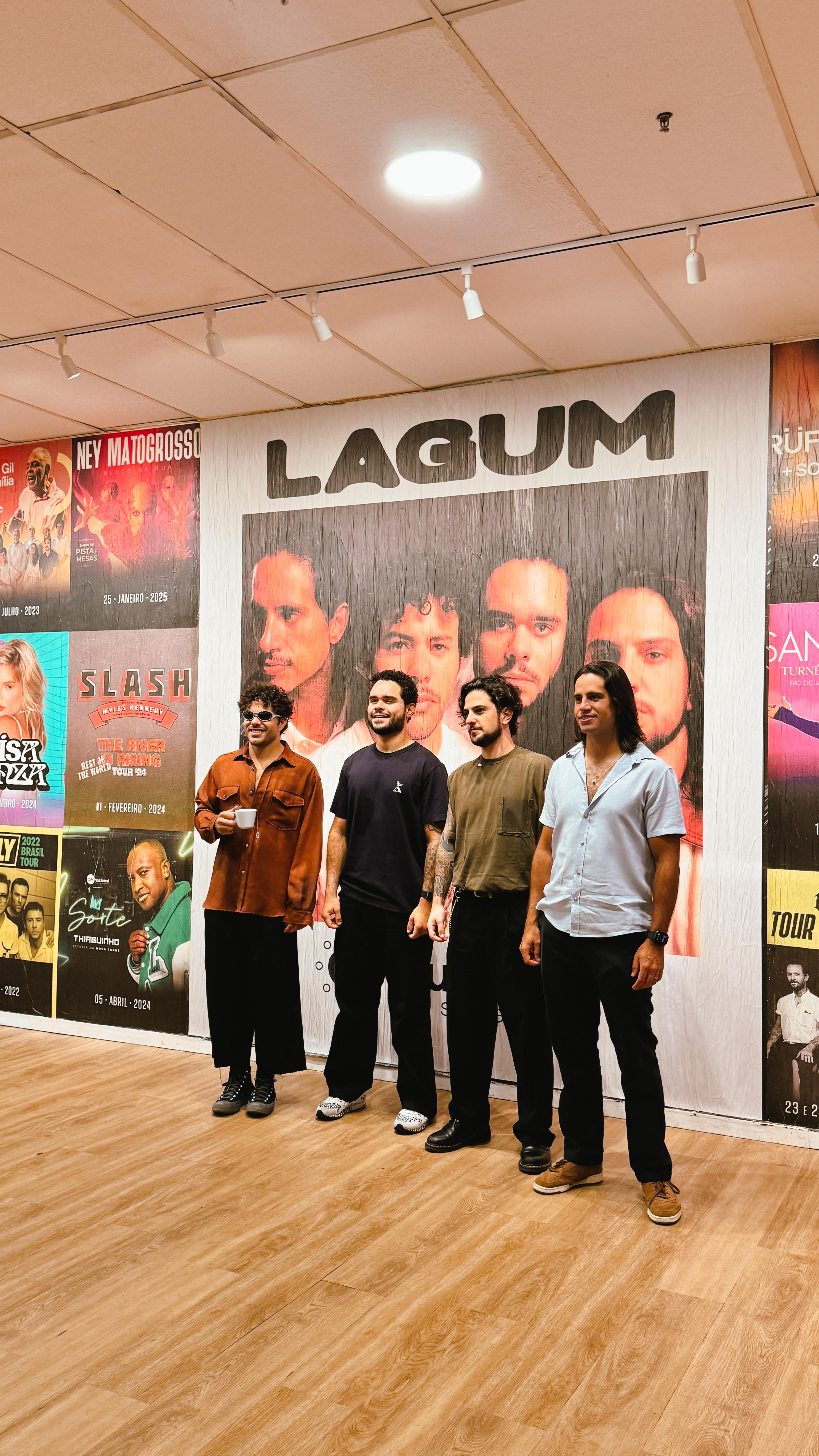 Você sabia que o palco da Lagum foi pensado em trazer uma estética da cidade pelas luzes urbanas? A banda nos contou um pouquinho dessa visão por trás 🩵
#lagum