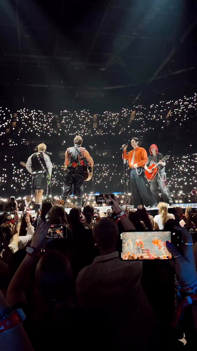 Não estamos nada bem! Viemos à Londres para assistir a Everyone’s A Star World Tour da @5sos, que chega ao Brasil em setembro, e já ficamos 1000x mais ansiosas pra viver isso com o público brasileiro. 😮‍💨

⭐️ 🎟️ Ingressos para os shows de São Paulo e Belo Horizonte estão disponíveis no site da @ticketmasterbr. 

#5sos