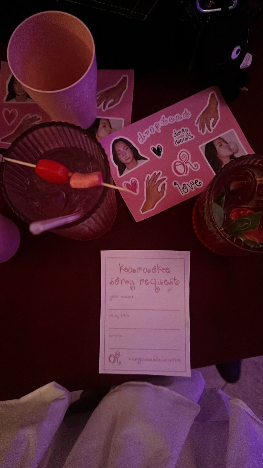 Já pode entrar pro Guinness Book como a maior festa de karaokê? Pra celebrar “drop dead” e o retorno da @oliviarodrigo, a festinha rolou em vários países, e claro que o Brasil não ficou de fora. 🫧

O álbum “you seem pretty sad for a girl so in love” chega dia 12 de junho. Ansiosos? 💜

#oliviarodrigo