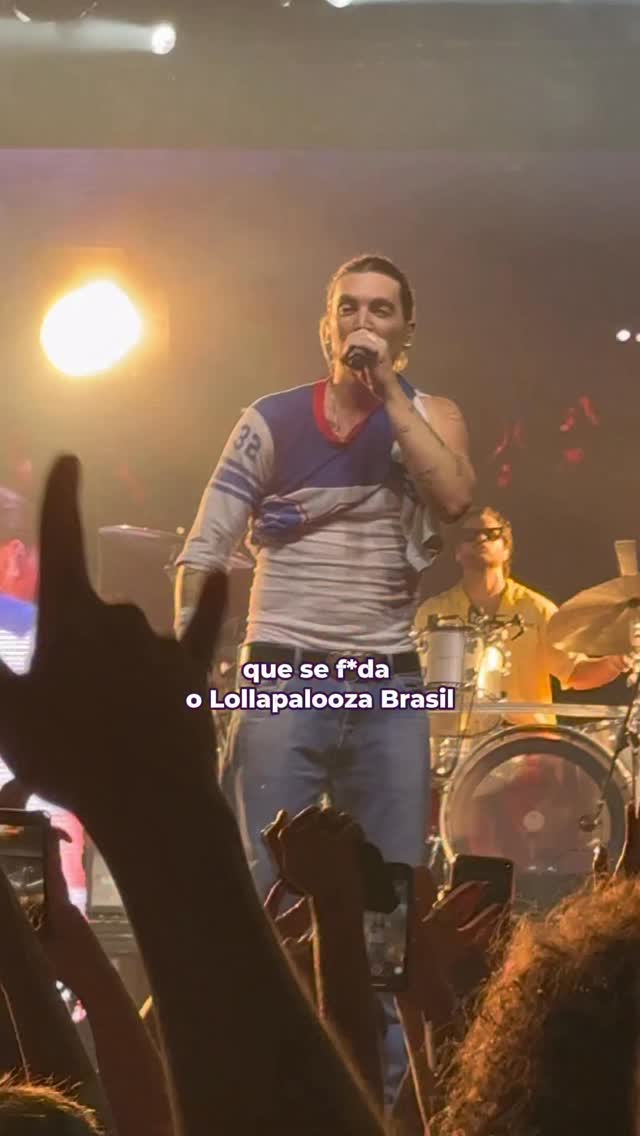 Viiish, o que será que rolou? Paul Klein, do LANY (@lany), expressou sua indignação por não estar na lineup do Lollapalooza Brasil 2026, hoje no show de São Paulo. 🇧🇷 

A banda está confirmada nas edições do Chile e Argentina, que acontecem neste final de semana. 

Aproveitando do único show solo nessa rota de apresentações, o LANY tocou uma música nova da versão deluxe do álbum Soft, que será lançada nessa sexta-feira. Segue até o final pra ouvir ‘When Did You Stop Loving Me?’. 💜

#lany #thisislany