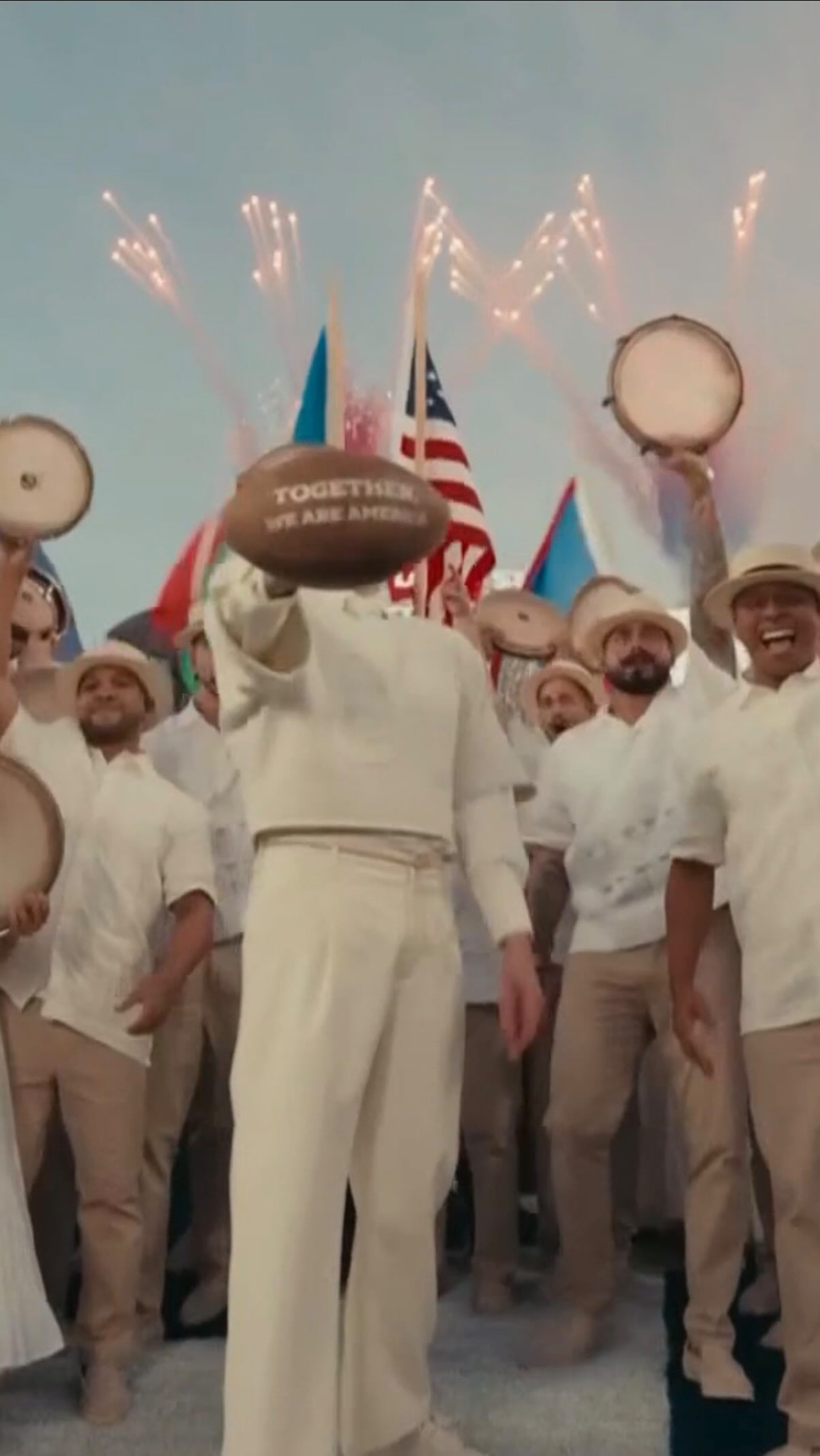 Juntos somos América. 

— Bad Bunny (@badbunnypr) no #AppleMusicHalftime do #SuperBowl