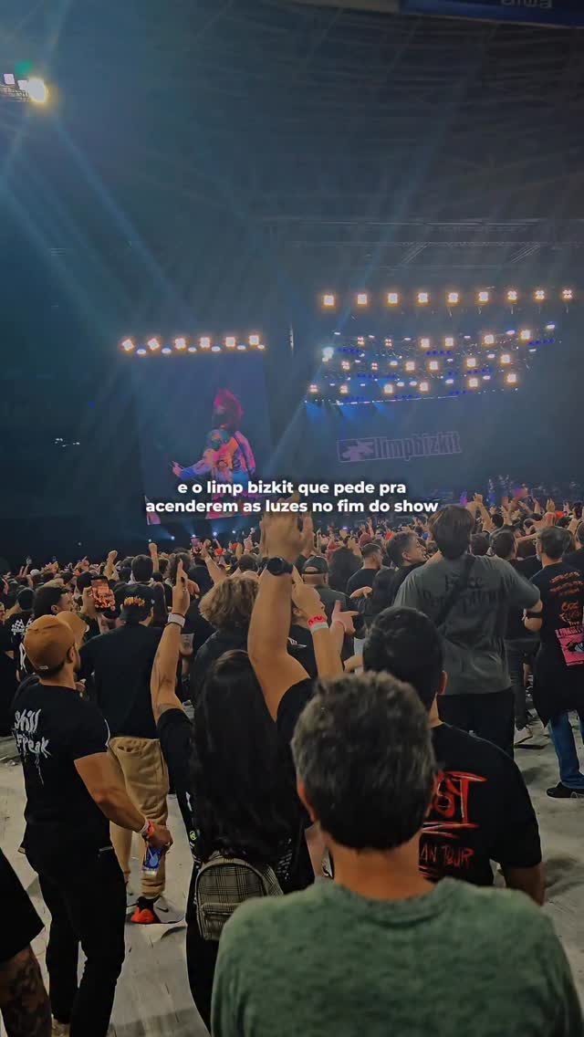 o casal se beijando ABSOLUTE CINEMA 🙌🖤 @limpbizkit no allianz parque 🤘