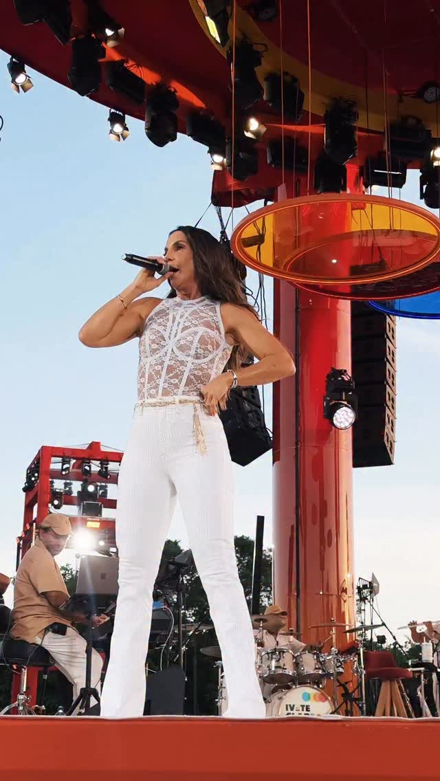 Quem samba na beira do mar é sereia! Eiiita como é bom viver Veveta. “O Mar Serenou” ao vivo da turnê Ivete Clareou ontem em Salvador. ☀️

@ivetesangalo 🤍

🎥 @_yfetal 

#ivetesangalo #turneclareou