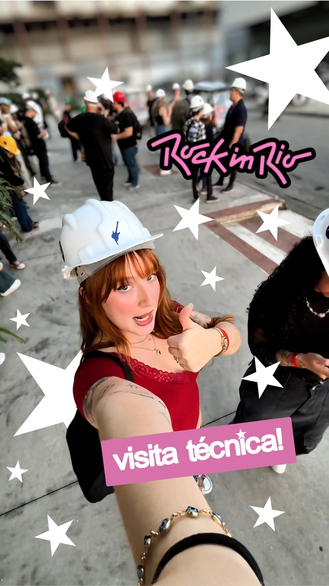 O tempo VOOU e já estamos entrando na semana do @rockinrio! 😭 A @gabigabits_ foi até a Cidade do Rock pra conferir com a gente um pouquinho de como o festival vai estar à noite.

Sei que tá todo mundo falando só desse Palco Mundo o tempo todo, mas não tem como, né? Loucura totaaaaal essa cenografia 🥹🎸

#rockinrio