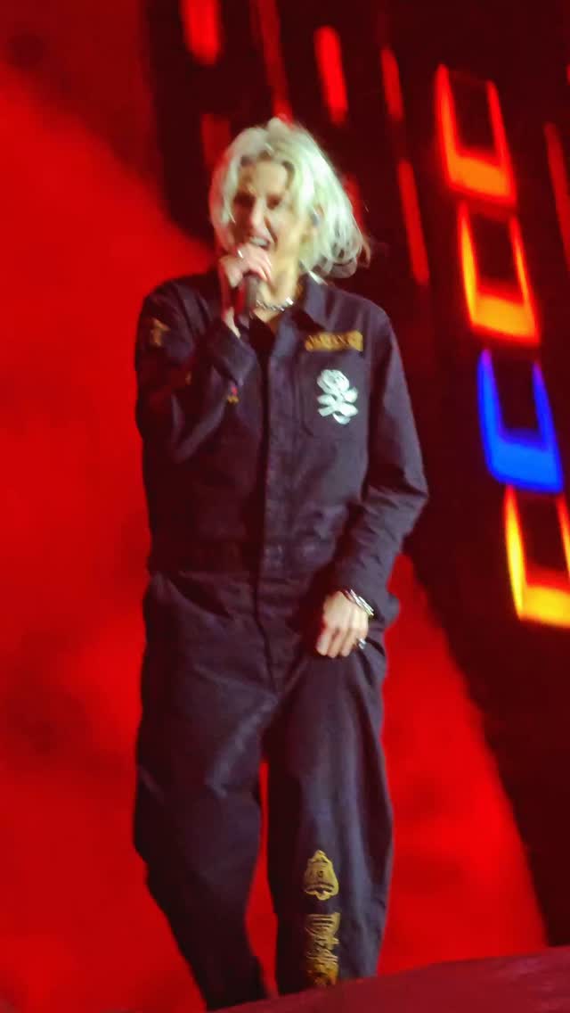 Com macacão, trancinha e um talento incomparável, Emily Armstrong mostrou mais uma vez como foi a escolha PERFEITA para integrar o Linkin Park. 🤘💜

A banda se apresentou ontem em São Paulo, num show completamente esgotado no estádio MorumBIS.