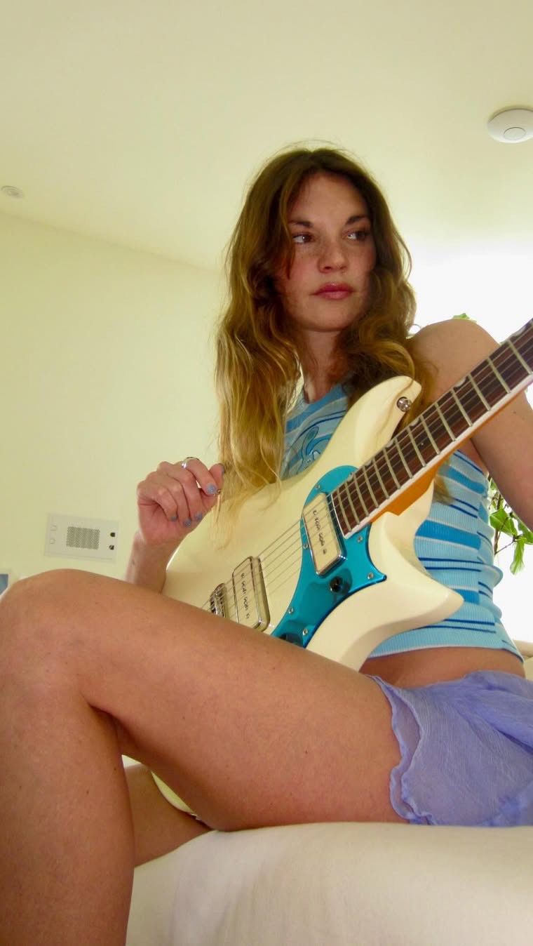 Estar na categoria de Compositora do Ano do GRAMMY por três anos é pra poucos (ou só pra ela). 👀 

Você pode não conhecer o nome Amy Allen (@amyallen), mas ela está muito provavelmente em várias das suas playlists. É Olivia Dean, Harry Styles, Bruno Mars, Halsey, Tate McRae, Sabrina Carpenter, Olivia Rodrigo, JENNIE… e por aí vai!

Descobrimos que tinha dedinho dela na soundtrack de Off Campus e precisávamos vir falar sobre com vocês! 🏒💜

#amyallen #offcampus