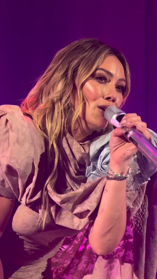 Para sempre, Lizzie McGuire! Hilary Duff iniciou sua mini turnê de comeback, “Small Rooms, Big Nerves”, após 18 anos longe dos palcos. 🤍

Confira a setlist completa: 

Wake Up
So Yesterday
Rommates
Weather for Tennis
Metamorphosis
Fly 
My Kind
Sparks
Future Trippin
With Love
Beat of My Heart
Someone’s Watching Over Me
We Don’t Talk
Why Not
Come Clean
Mature
What Dreams Are Made Of

🎥 lifeofaconcertboy/TikTok
#hilaryduff